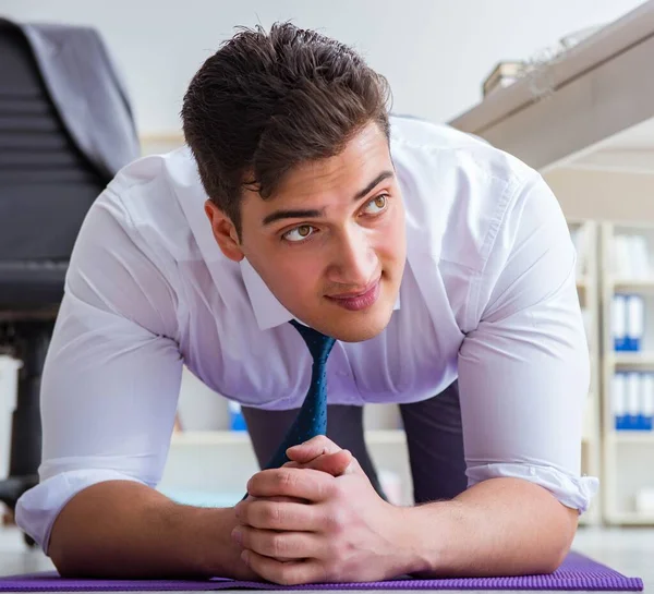 Zakenman doet sport in zijn kantoorruimte — Stockfoto