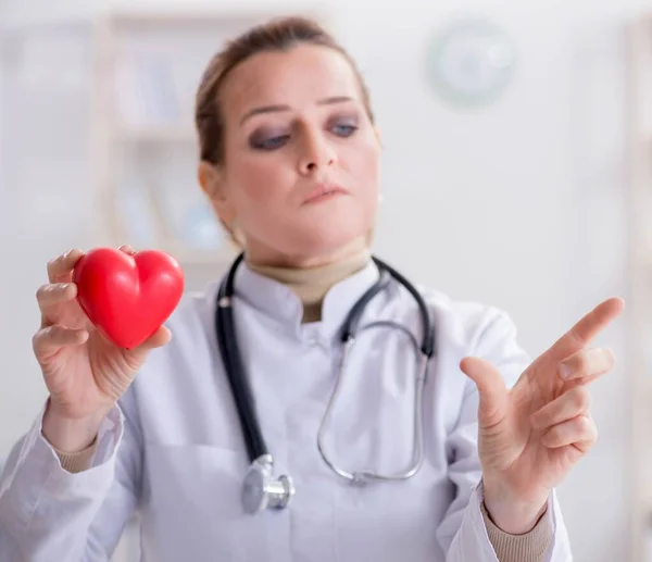 Καρδιολόγος με κόκκινη καρδιά στην ιατρική έννοια — Φωτογραφία Αρχείου