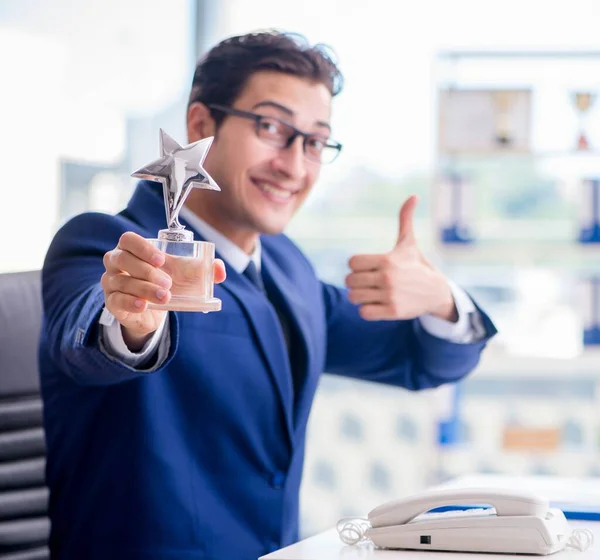 Geschäftsmann gewinnt Auszeichnung als bester Mitarbeiter des Monats — Stockfoto