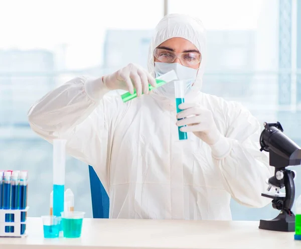 Fiatal kémikus diák dolgozik a laborban vegyi anyagok — Stock Fotó