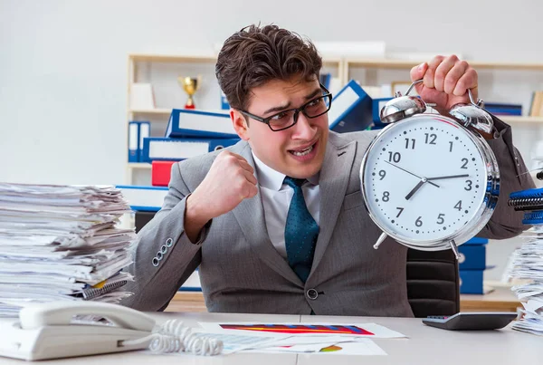 O empresário falta prazos devido ao excesso de trabalho — Fotografia de Stock
