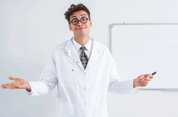 Zabawny lekarz prowadzący prezentację w szpitalu — Zdjęcie stockowe