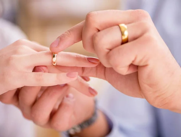 Família jovem no conceito de divórcio matrimonial — Fotografia de Stock