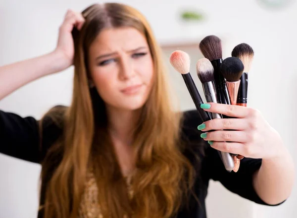 Mladá žena se hlásí make-up příprava na večírek — Stock fotografie