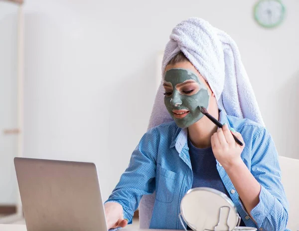 Skönhetsbloggare tillämpa mask och inlägg på internet blogg — Stockfoto