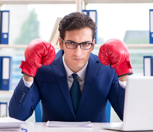 Geschäftsmann mit Boxhandschuhen wütend im Büro — Stockfoto