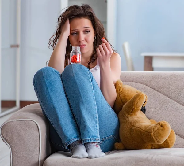 Gebrochenes Frauenherz in Beziehungskonzept — Stockfoto