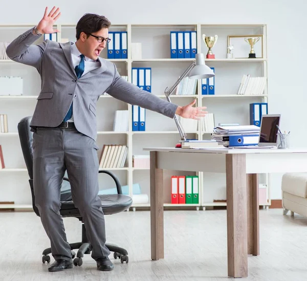 Der Geschäftsmann macht bei der Arbeit eine Pause im Büro — Stockfoto