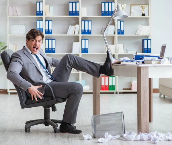 怒ったビジネスマンはオフィスで働いてショックを受けた — ストック写真
