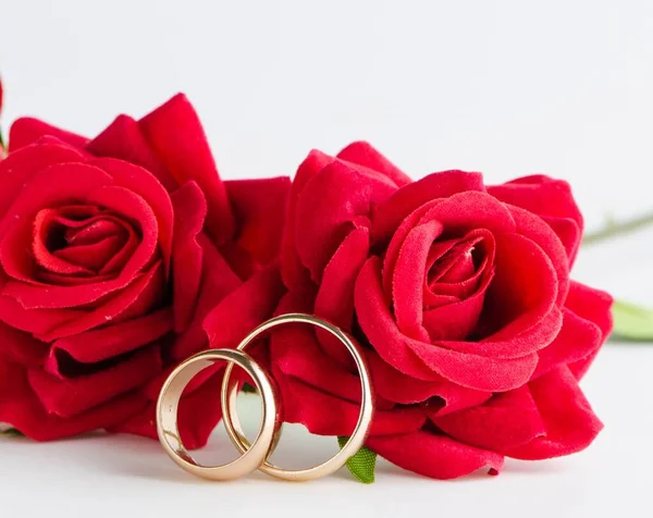 Bröllop koncept med ringar och rosor — Stockfoto