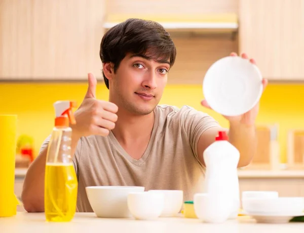 Hombre lavar los platos en casa — Foto de Stock