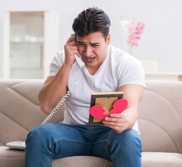 Üzgün Aziz Sevgililer Günü konsepti içinde genç bir adam