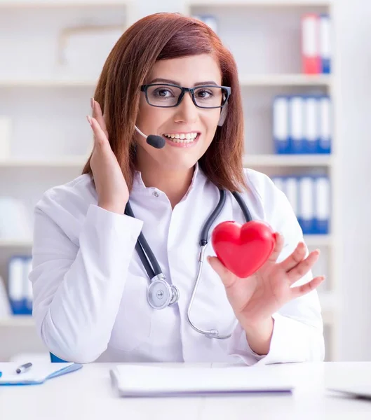 El cardiólogo en telemedicina concepto médico —  Fotos de Stock