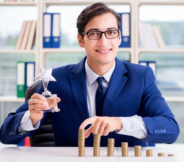 Uomo d'affari con pile di monete in ufficio — Foto Stock