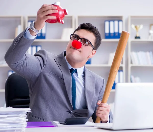 Clown uomo d'affari con una mazza da baseball e un salvadanaio — Foto Stock