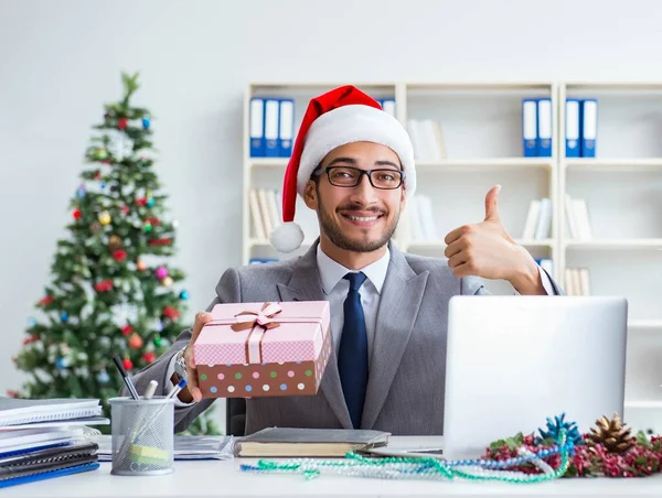 Jovem empresário comemorando o Natal no escritório — Fotografia de Stock