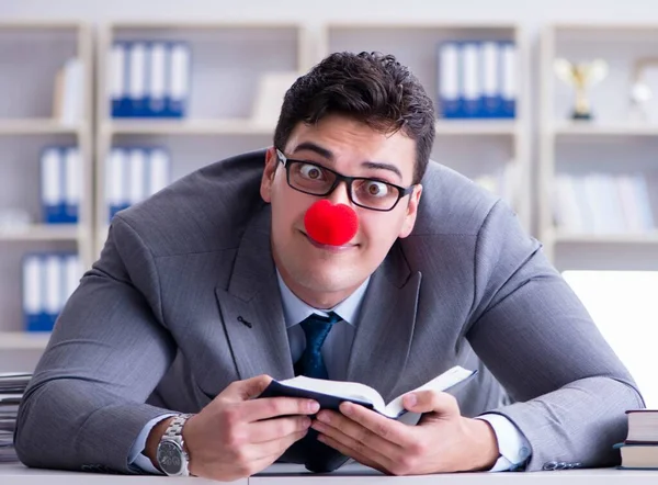 Clown-Geschäftsmann arbeitet im Büro — Stockfoto