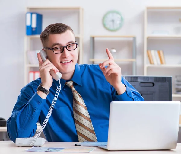 Zakenman werknemer in gesprek aan de telefoon op kantoor — Stockfoto