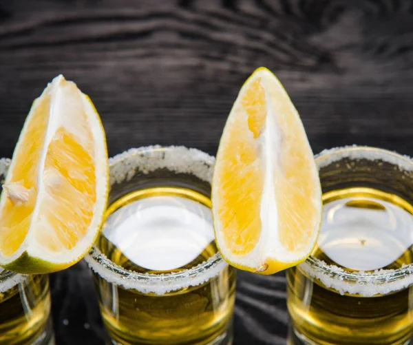 Limonlu ve tuzlu bardakta servis edilen tekila içeceği.