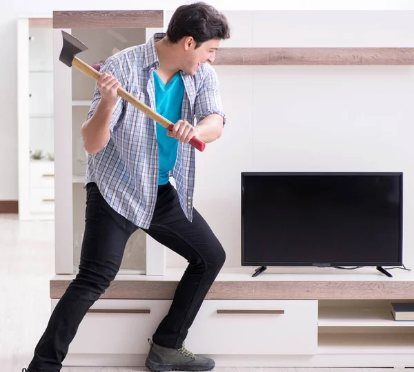 Hombre tratando de arreglar la televisión rota — Foto de Stock