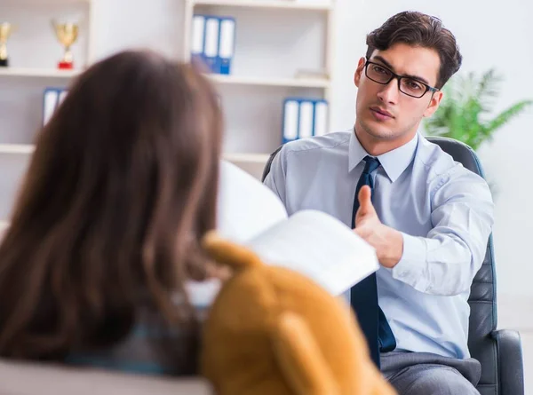 Patiënt die een psychiater bezoekt voor onderzoek — Stockfoto