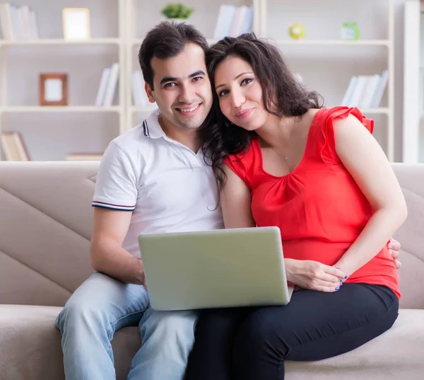 Familia joven pareja esperando un bebé — Foto de Stock