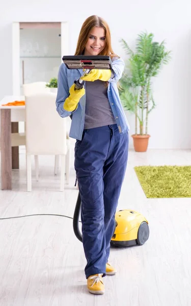 Mujer joven limpiando piso en casa haciendo tareas — Foto de Stock