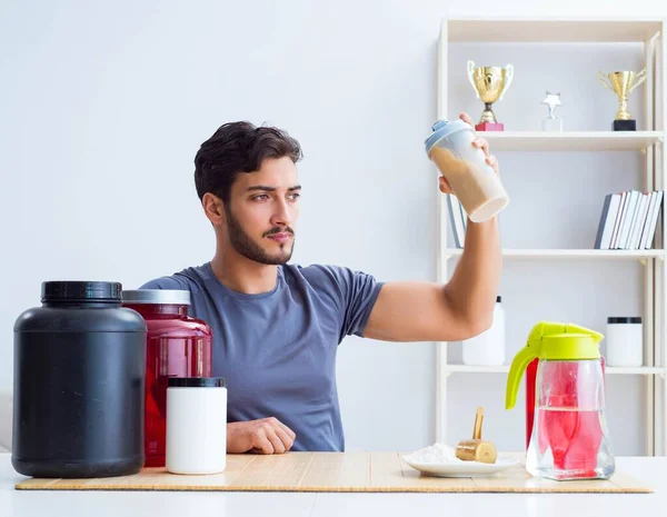 Atleet proeverij nieuwe proteïne supplementen voor betere spieren — Stockfoto