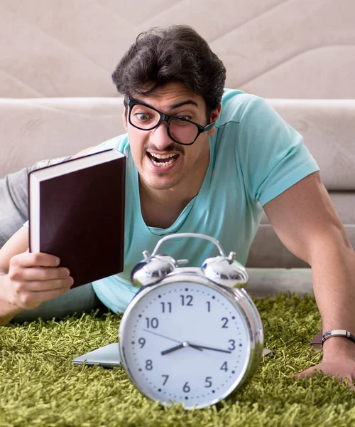 Estudiante preparándose para exámenes universitarios en casa en tiempo de los gerentes — Foto de Stock