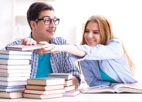 Egyetemi vizsgákra tanuló diákok párja — Stock Fotó