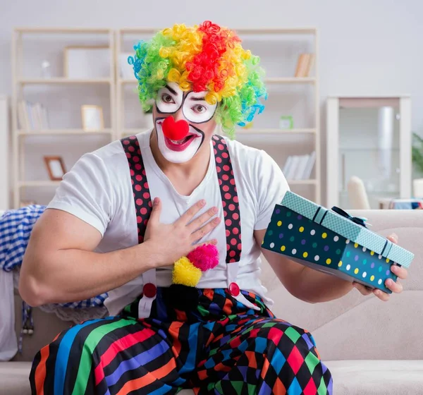 П'яний клоун святкує вечірку вдома — стокове фото