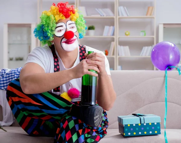 Il clown ubriaco che festeggia una festa a casa — Foto Stock