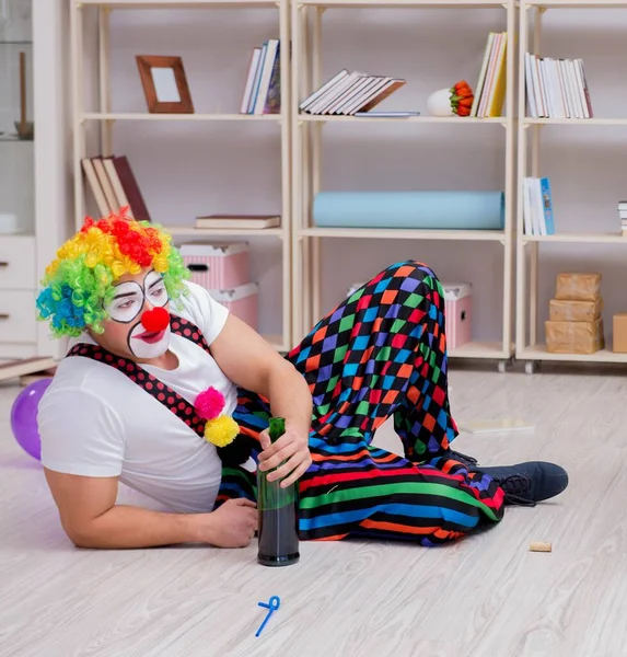 Palhaço bêbado comemorando uma festa em casa — Fotografia de Stock