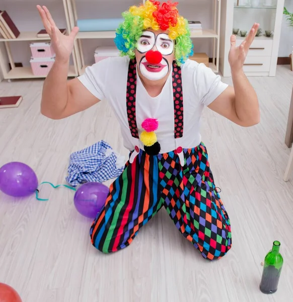 Payaso borracho celebrando una fiesta en casa — Foto de Stock