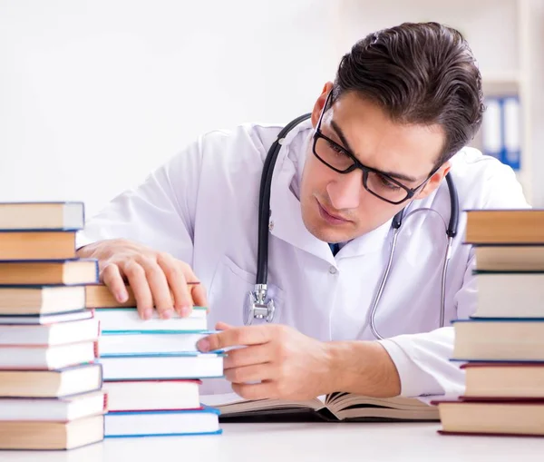 Tıp öğrencisi üniversite sınavlarına hazırlanıyor.