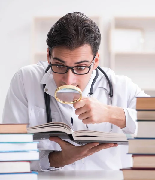 Tıp öğrencisi üniversite sınavlarına hazırlanıyor.