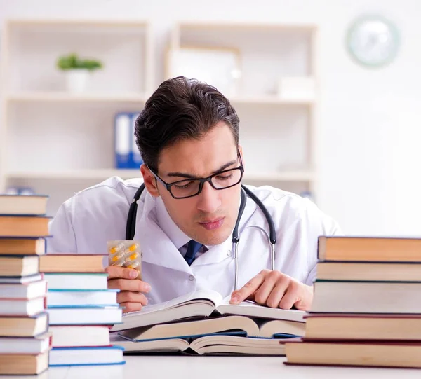 Medical student preparing for university exams — Stock Photo, Image