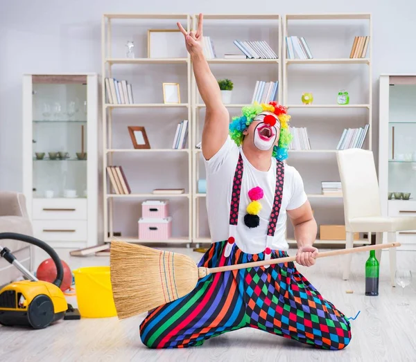 Palhaço engraçado fazendo limpeza em casa — Fotografia de Stock