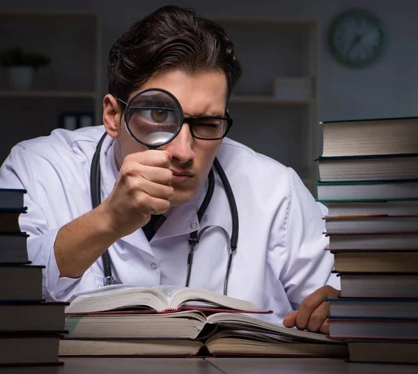 Geceleri üniversite sınavlarına hazırlanan bir tıp öğrencisi.