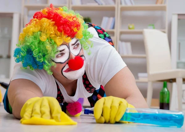 Le clown drôle faisant le nettoyage à la maison — Photo