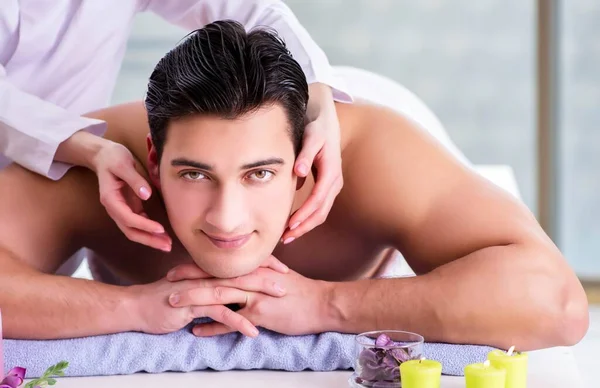 El hombre guapo en concepto de masaje spa —  Fotos de Stock