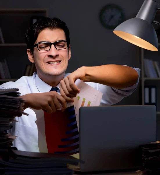 Jonge zakenman die laat overwerkt — Stockfoto