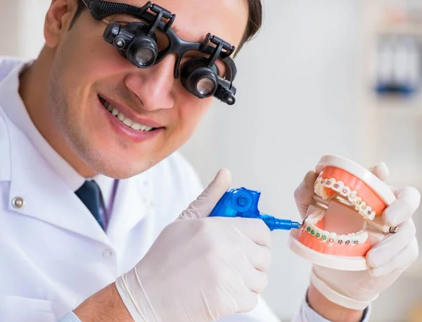 Jovem dentista que trabalha no hospital de odontologia — Fotografia de Stock