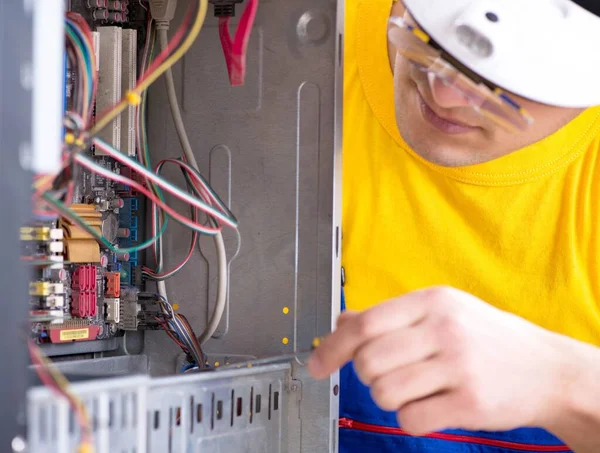 Computer repair technician repairing hardware — Stock Photo, Image