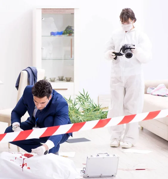 Adli tıp dedektifi suç mahallinde.