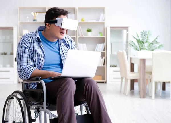 Estudiante independiente estudiando con portátil y cristal de realidad virtual — Foto de Stock