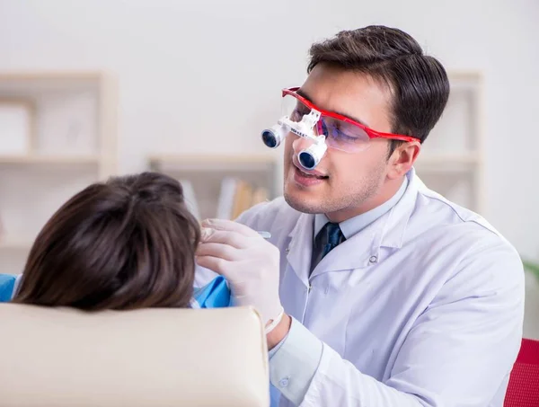 Patiënt bezoeken tandarts voor regelmatige check-up en vullen — Stockfoto