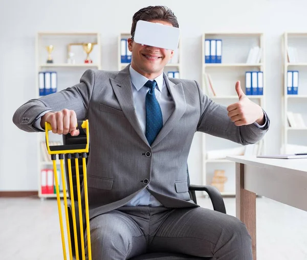 Uomo d'affari che si allena con un espansore elastico con occhiali VR — Foto Stock