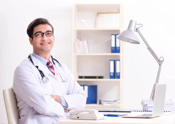 Giovane bel medico che lavora in camera d'ospedale — Foto Stock