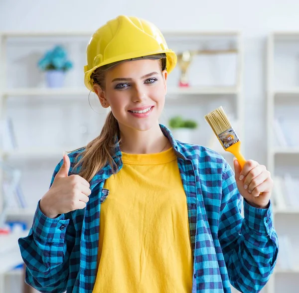 Die Malerin mit dem Pinsel in der Werkstatt — Stockfoto